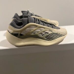 Yeezy 700s V3 Men’s size 9
